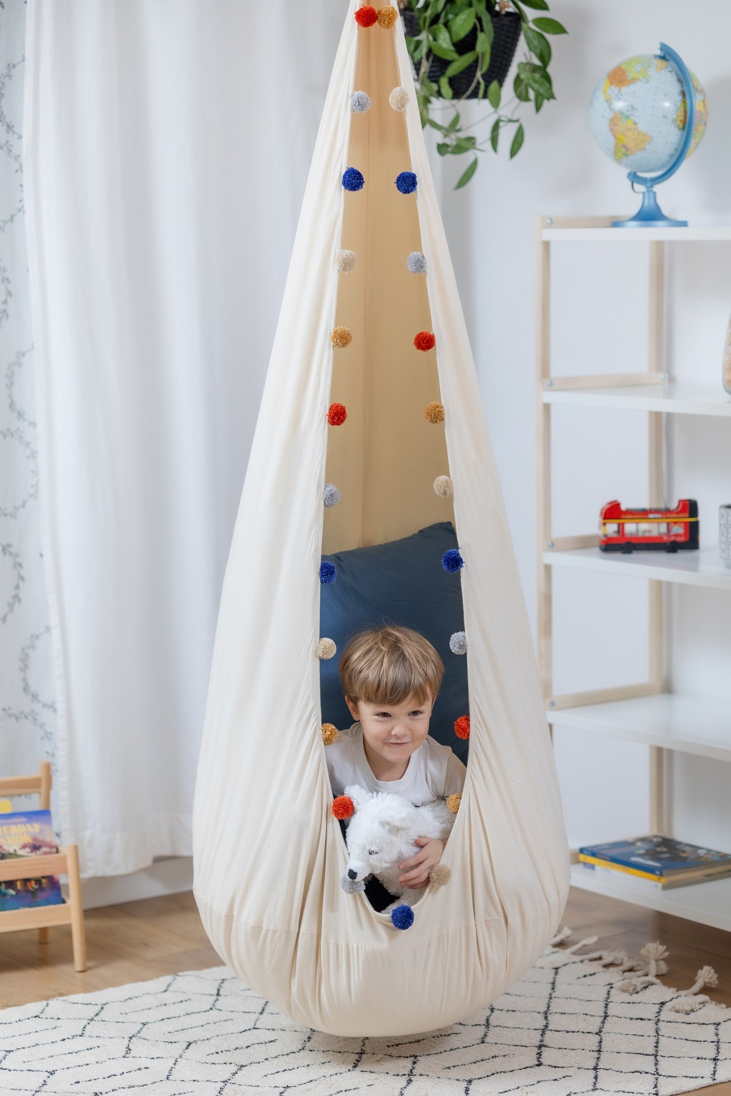 Large Cocoon "Cheerful Pompon"